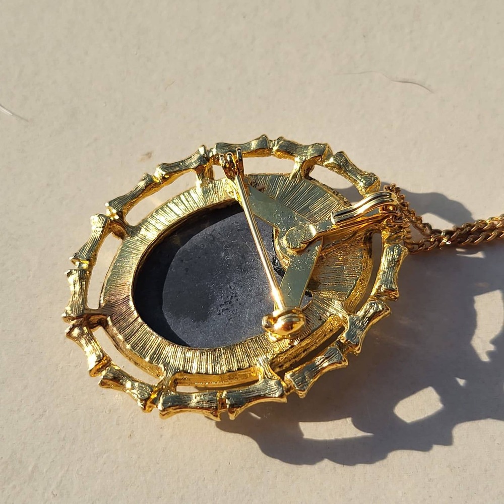 Vintage Gold Tone Faux Blue Cameo Floral Brooch Pendant Necklace Blue White - Picture 4 of 10